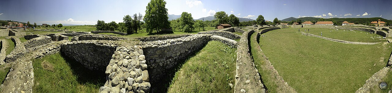 Intrare și ziduri radiale lângă arenă.