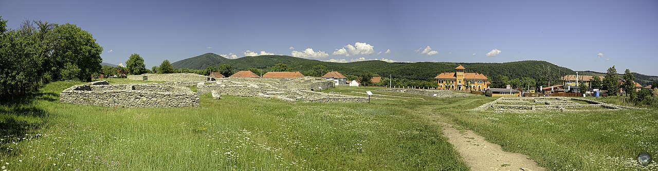 Panorama amfiteatrului și relieful din jur.