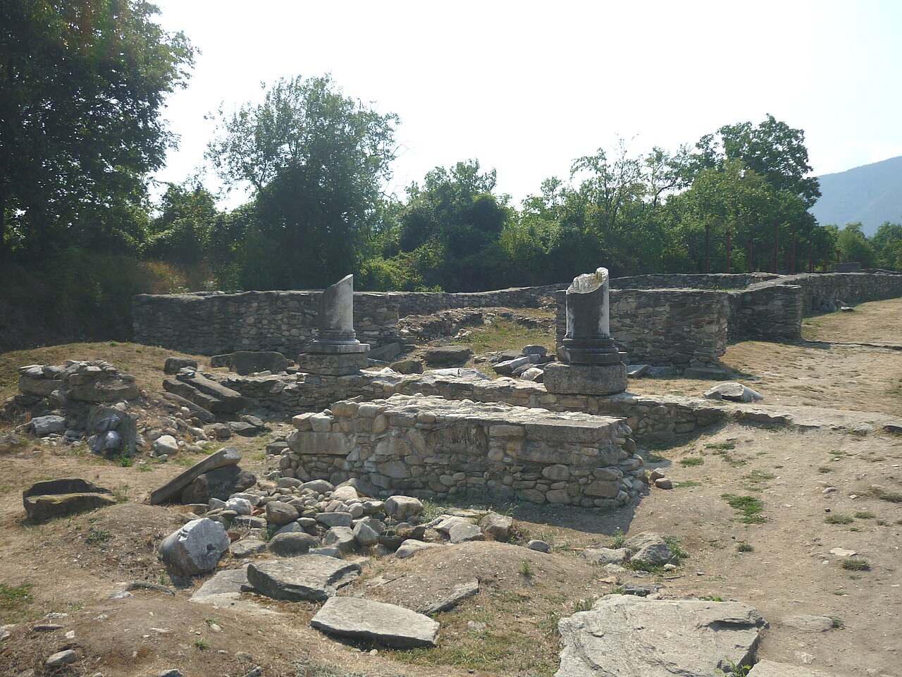 Bază de coloană și compartimentări excavate.