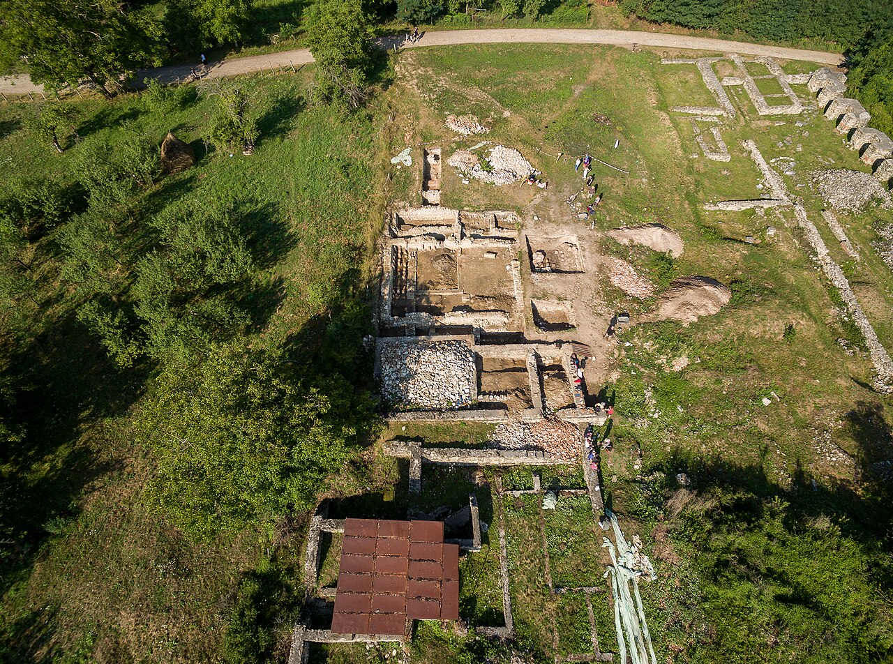 Aeriana oblică a forului și terenului excavat.