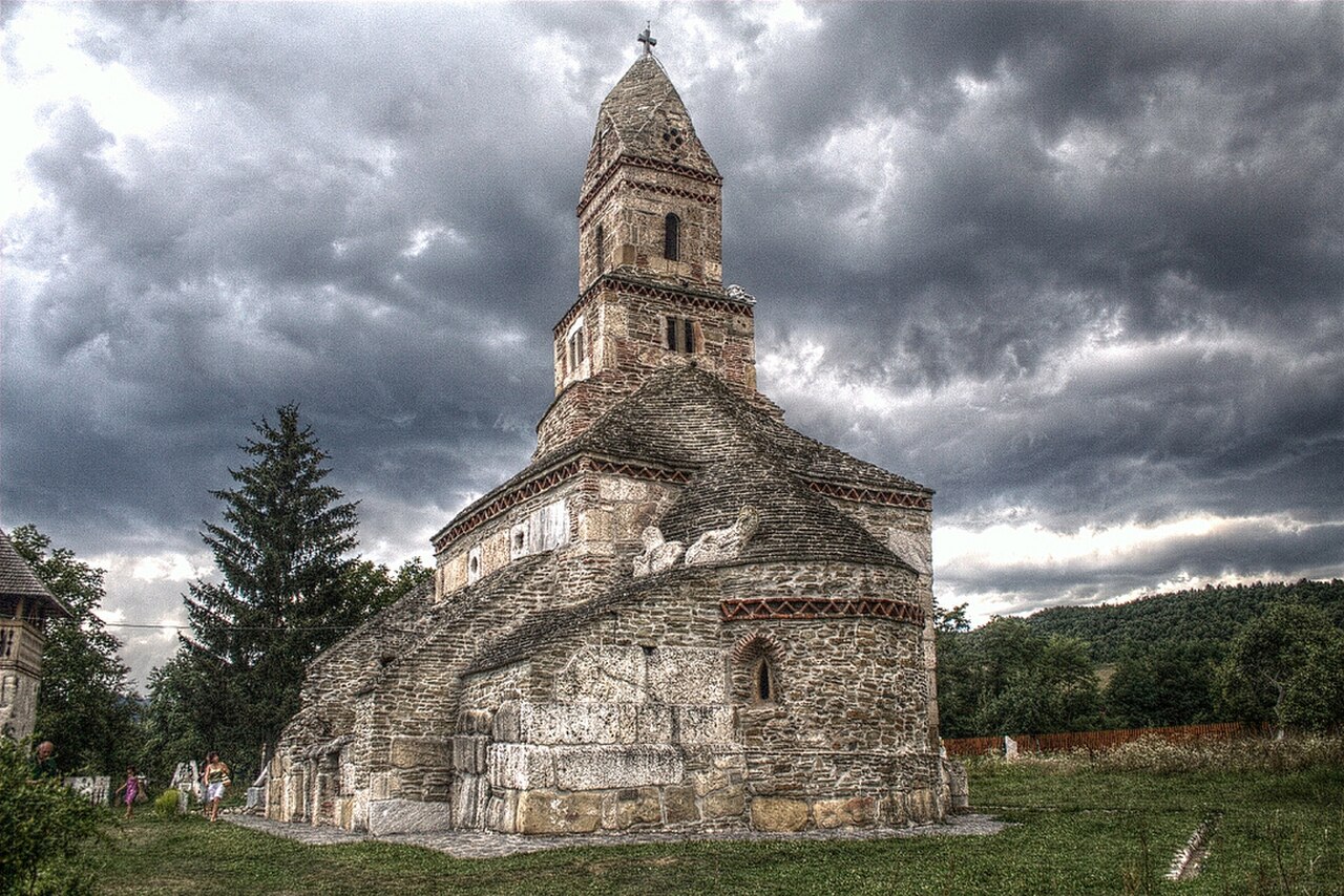 Biserica de piatră, absida și turnul central.