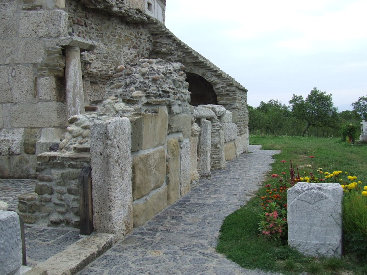 Colonadă și anexă ruinată, vedere oblică.