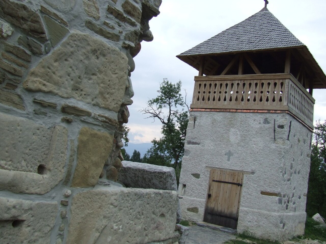 Clopotnița separată, văzută de lângă biserică.