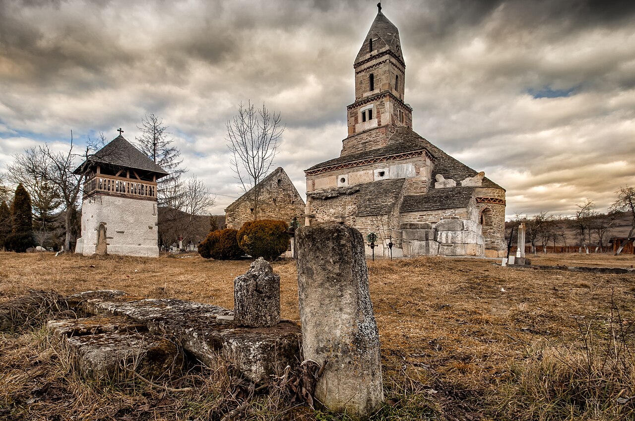 Biserica și clopotnița în sezon fără frunziș.