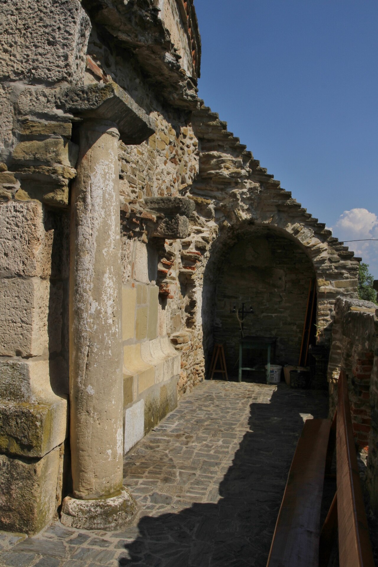 Coloane și trecere spre portal.