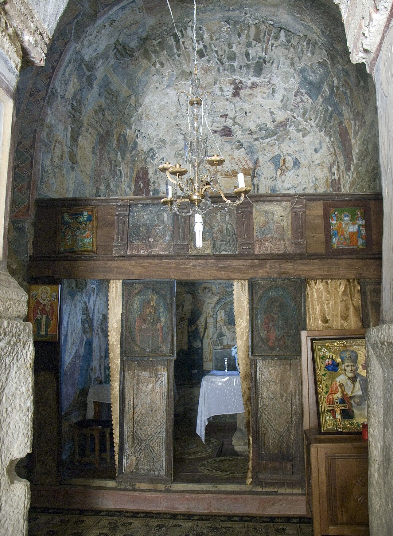 Iconostasul, bolta și zidurile interioare.