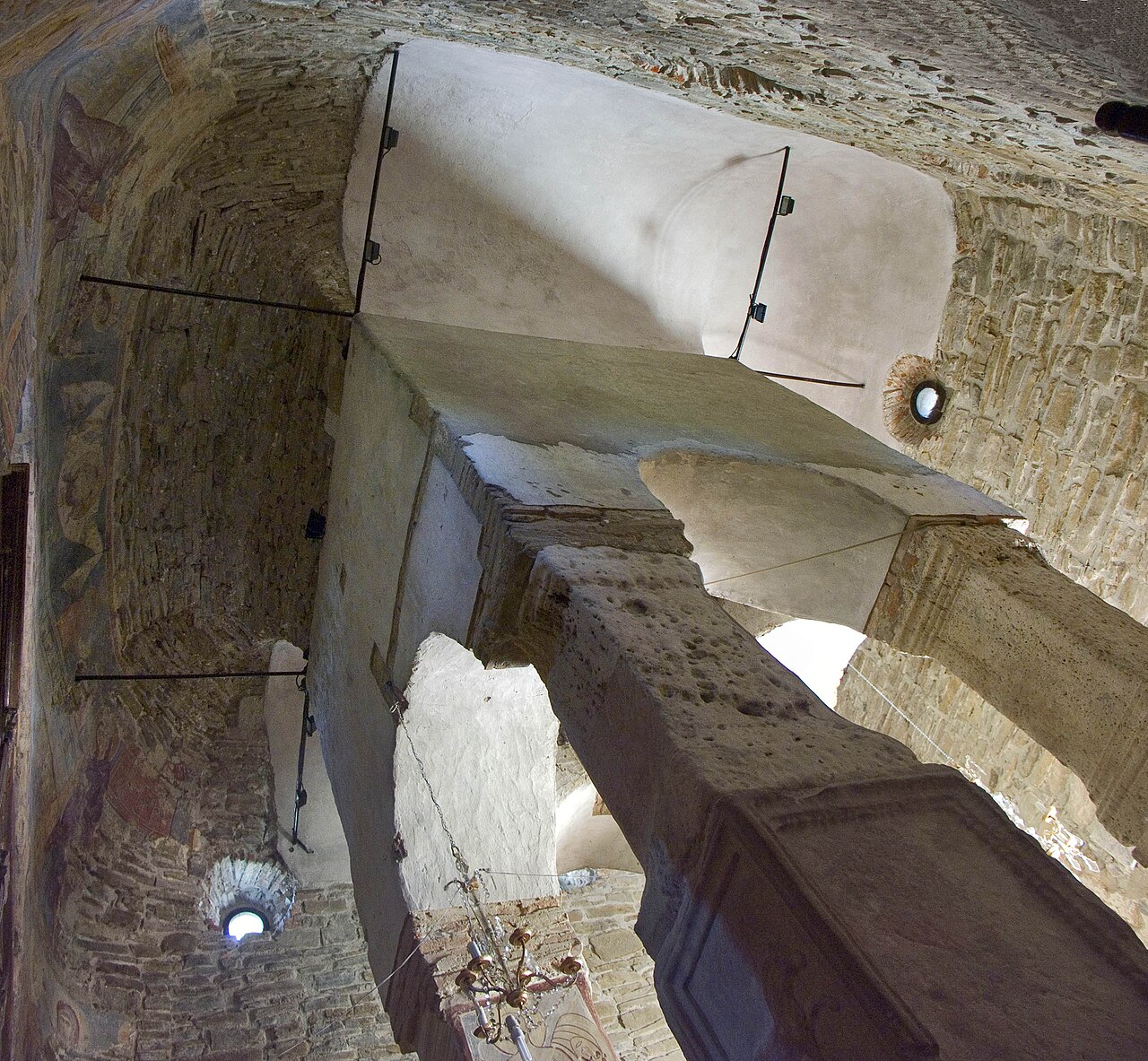 Stâlpii de piatră și bolțile sub turn, contraplonjeu interior.