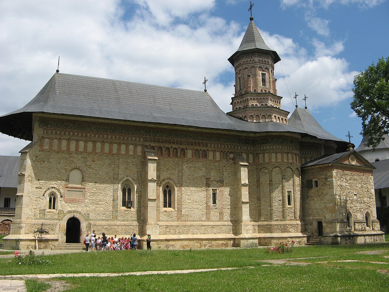 Biserica Înălțarea Domnului și curtea.
