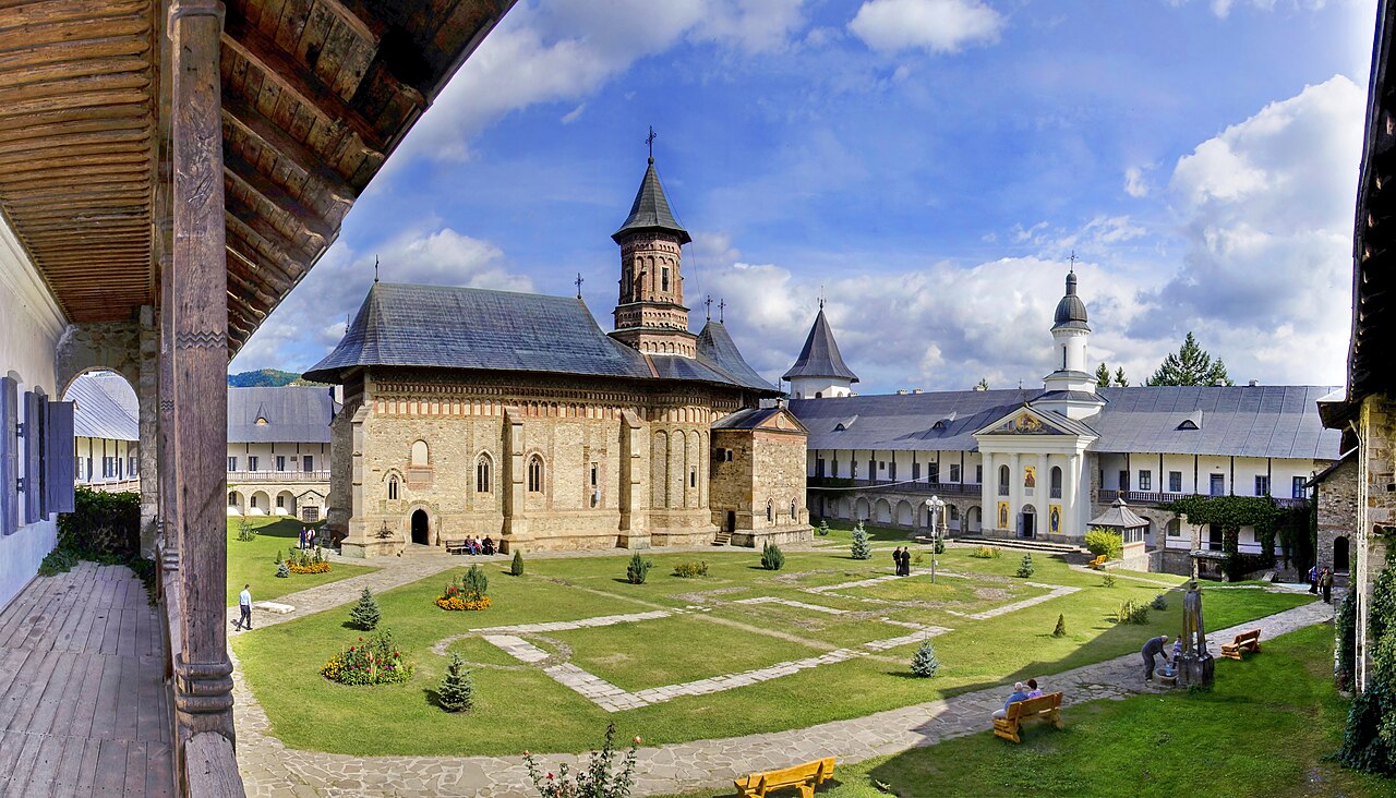 Curtea și biserica, văzute din galeria superioară.