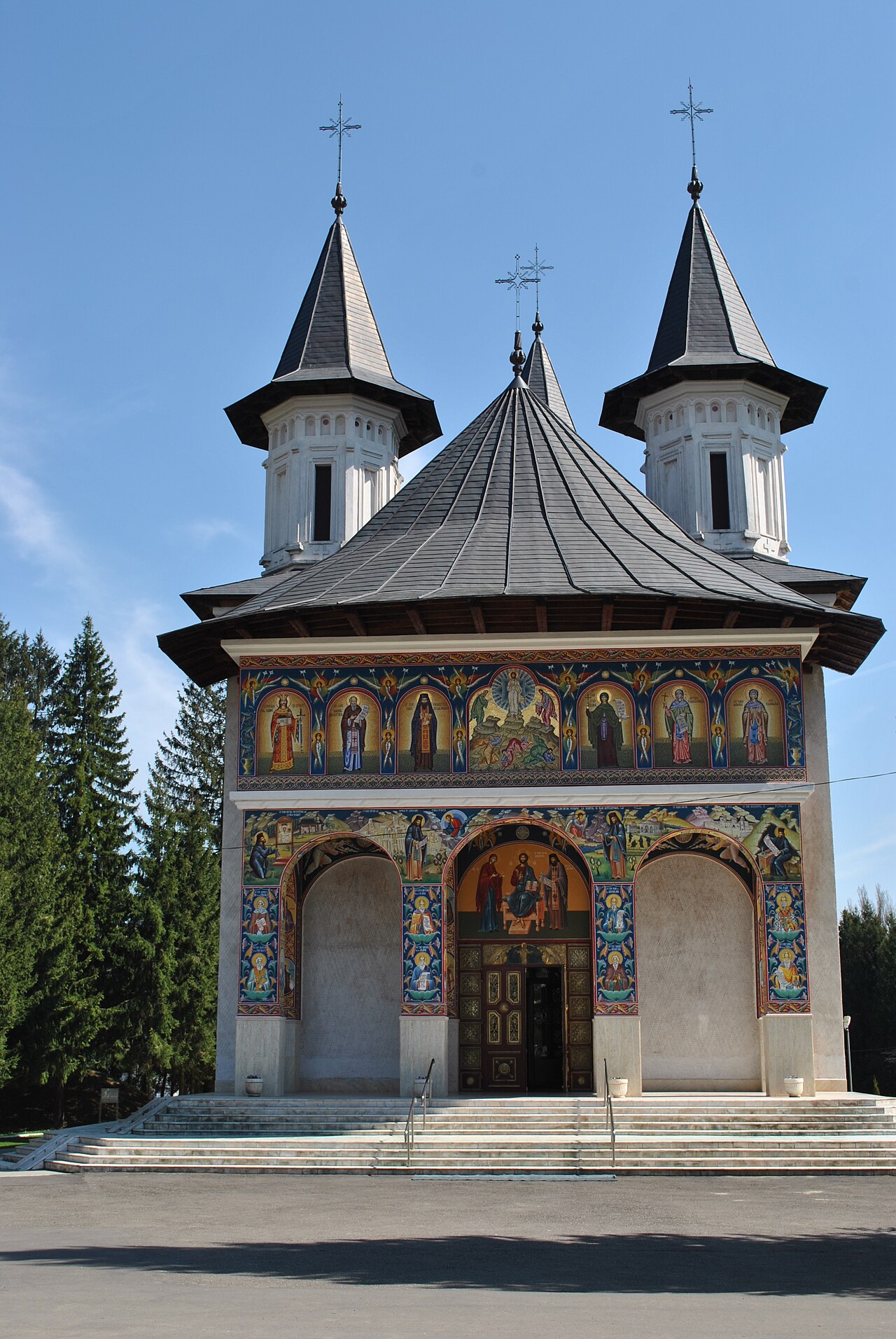 Clădire cu pridvor pictat și turnulețe din ansamblu.