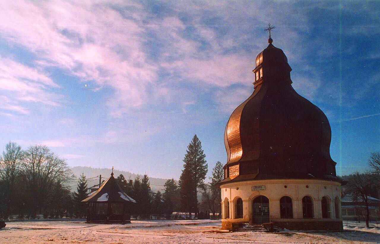 Aghiasmatarul cu cupolă, vedere de iarnă.