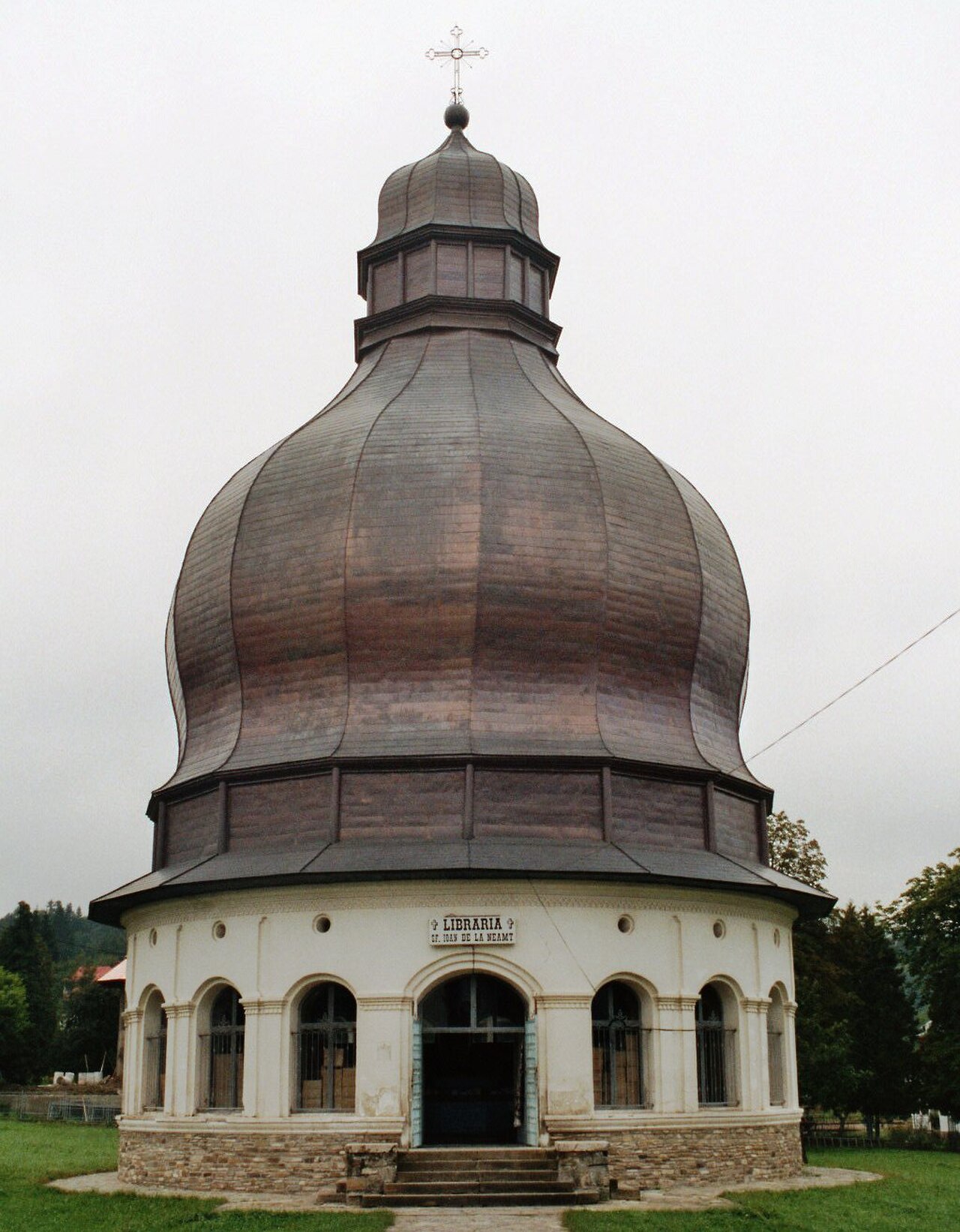 Aghiasmatarul și arcadele bazei.