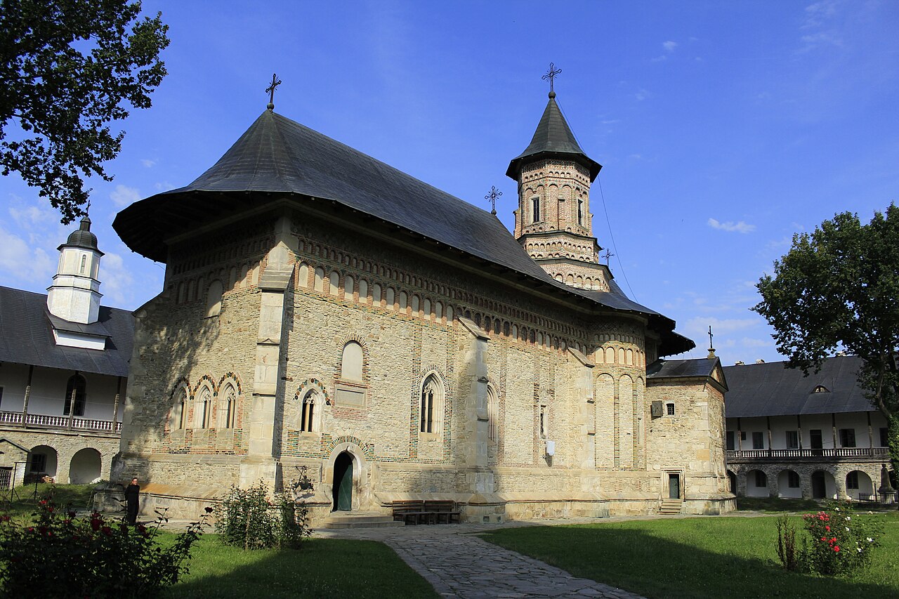Biserica mare și turnul de poartă în fundal.