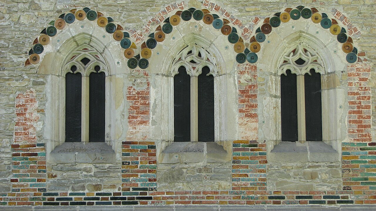 Ferestre gotice și ceramică decorativă.