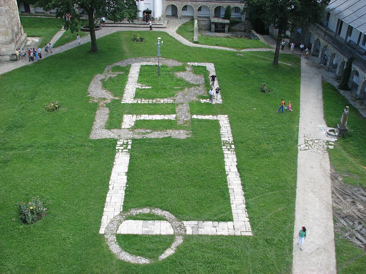 Fundațiile marcate în curte, vedere din galeria superioară.