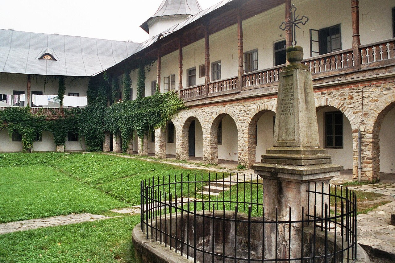 Coloană din curte și aripa cu arcade.