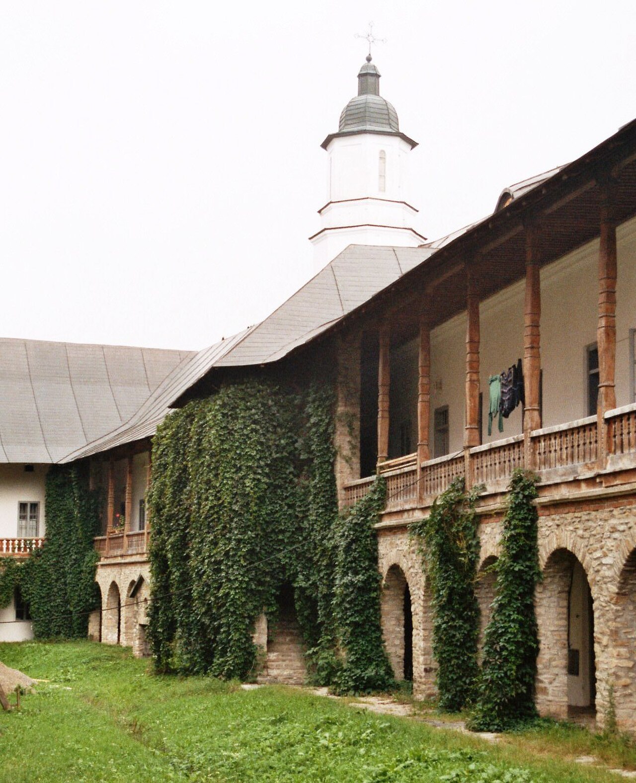Galeria chiliilor și arcadele parterului.