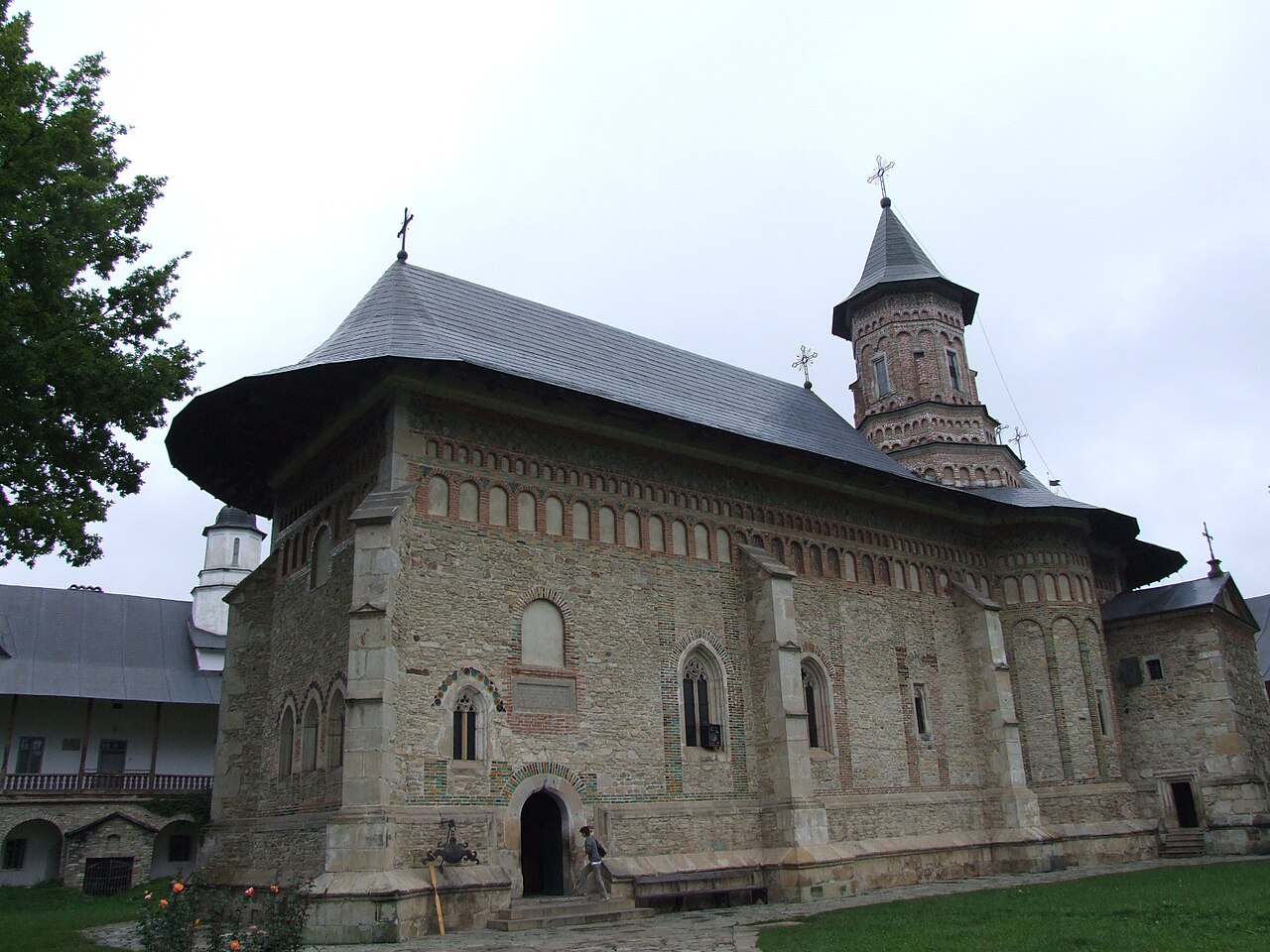 Biserica mare văzută oblic din curte.