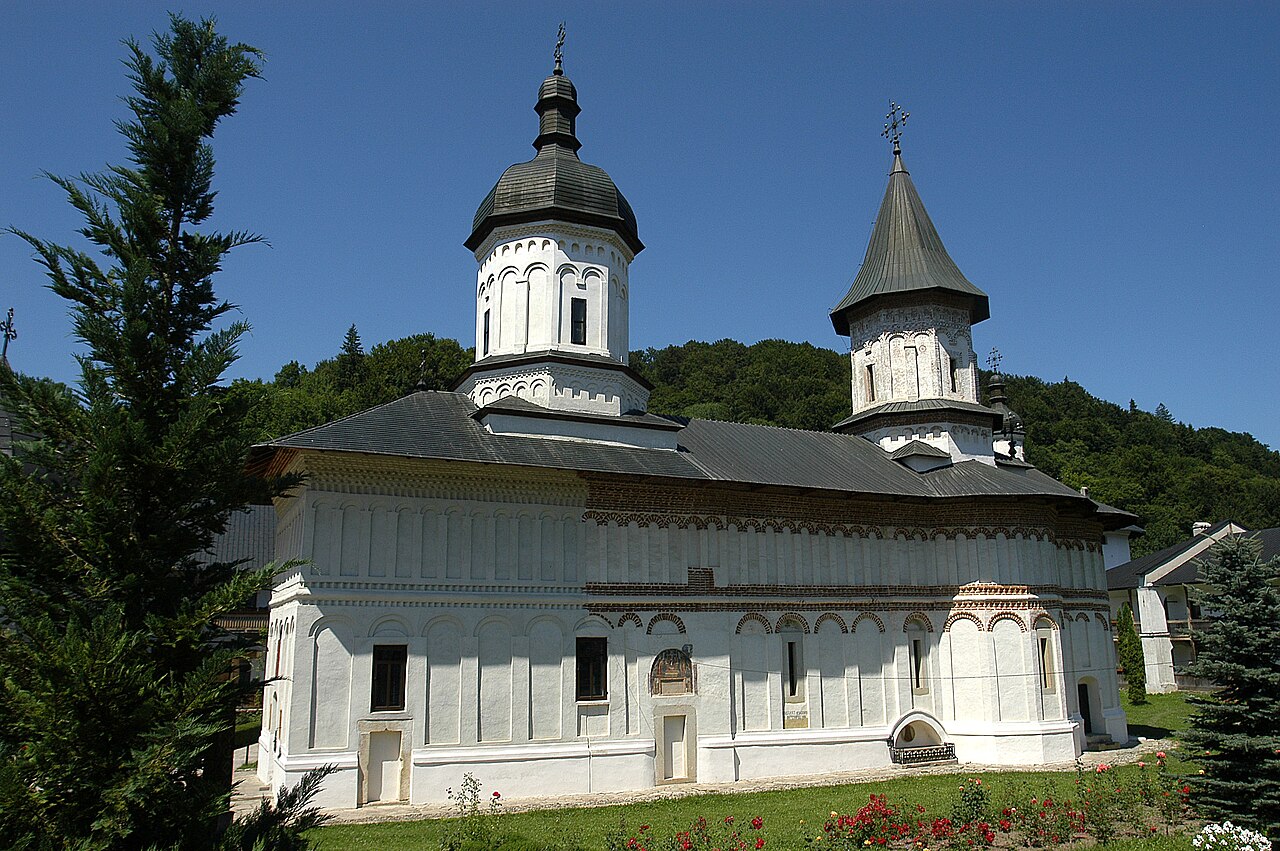 Biserica mare și cele două turle.