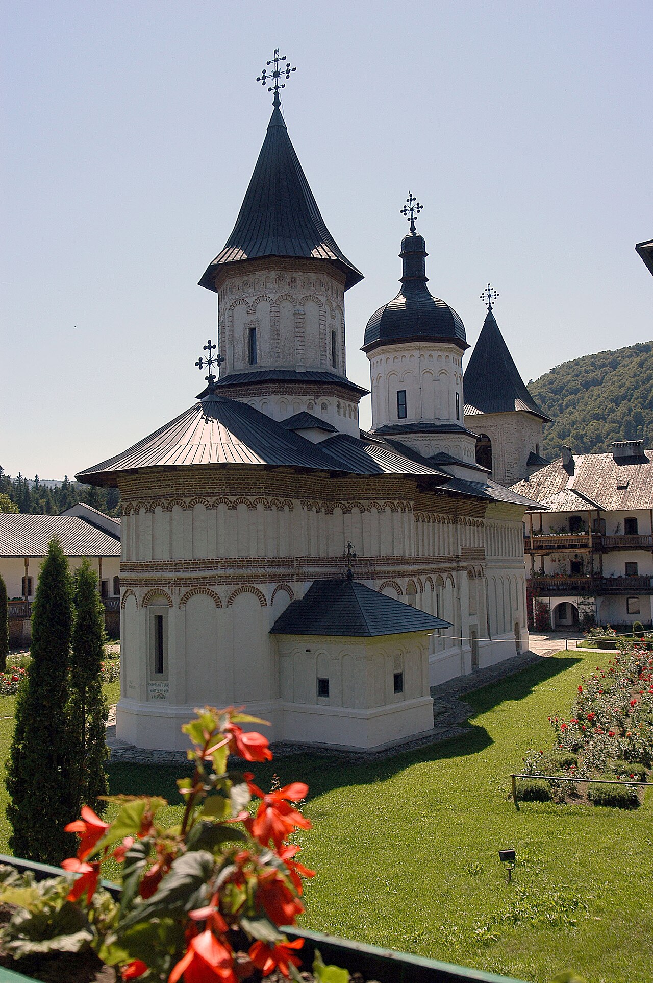 Biserica, abside și curtea din spate.