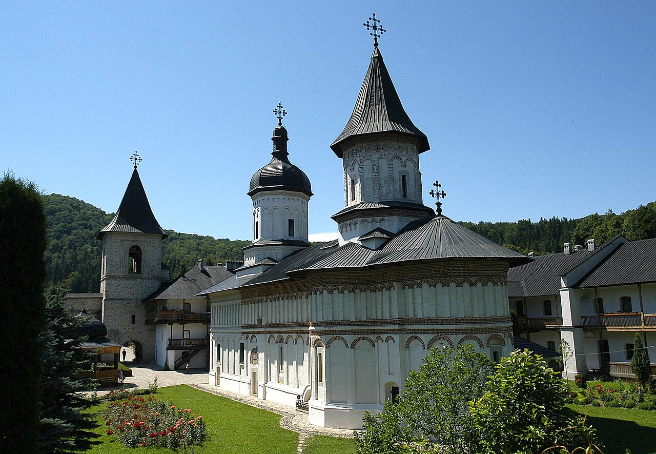 Biserica mare dinspre curte, vedere oblică.