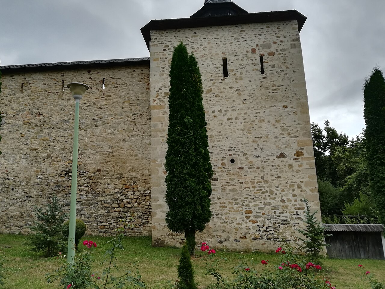 Turn de colț și zidul fortificat.