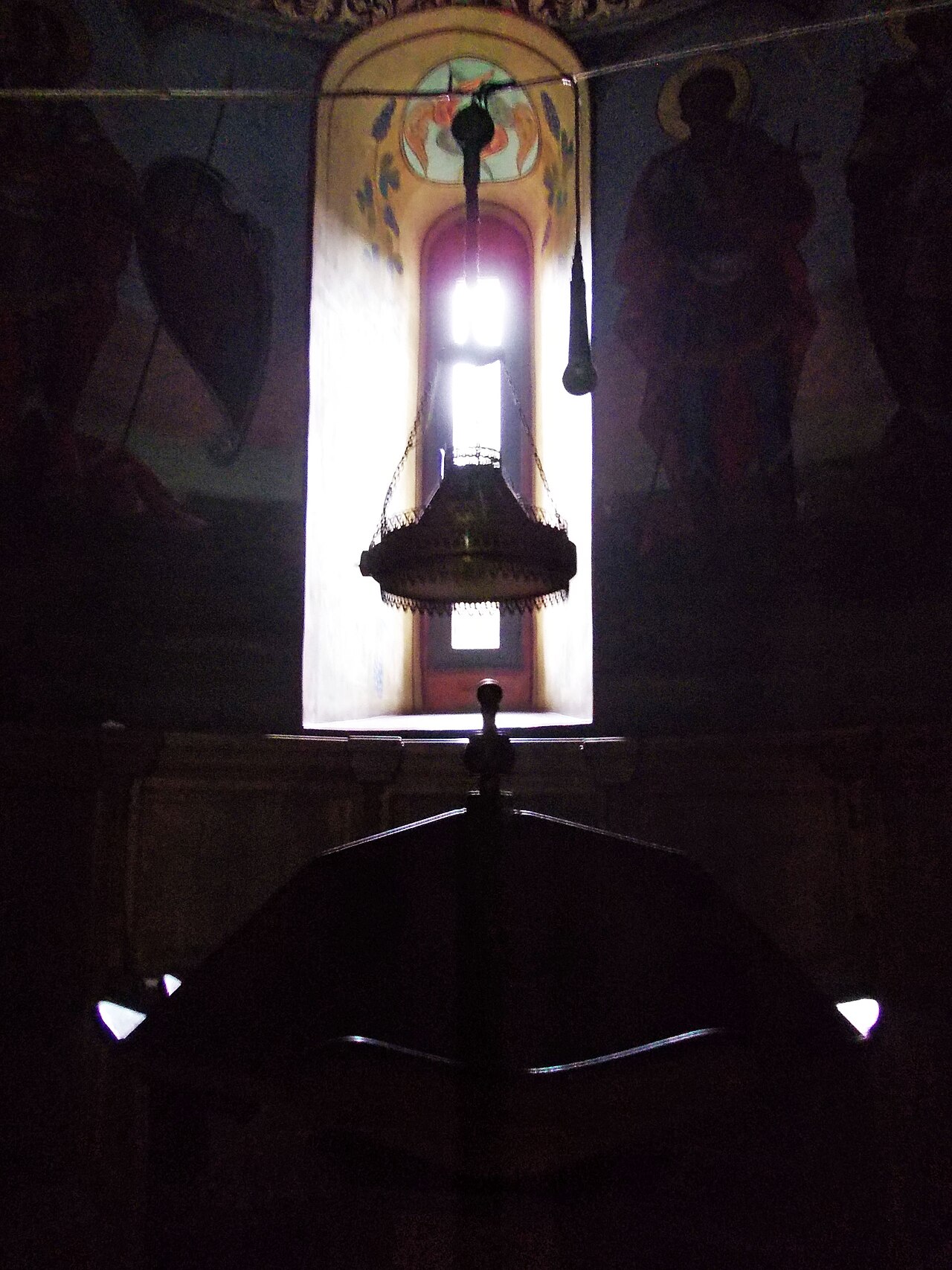 Fereastră în interiorul pictat.