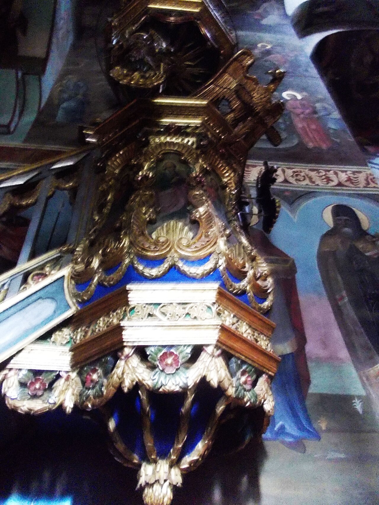 Mobilier sculptat și pictură din interior.