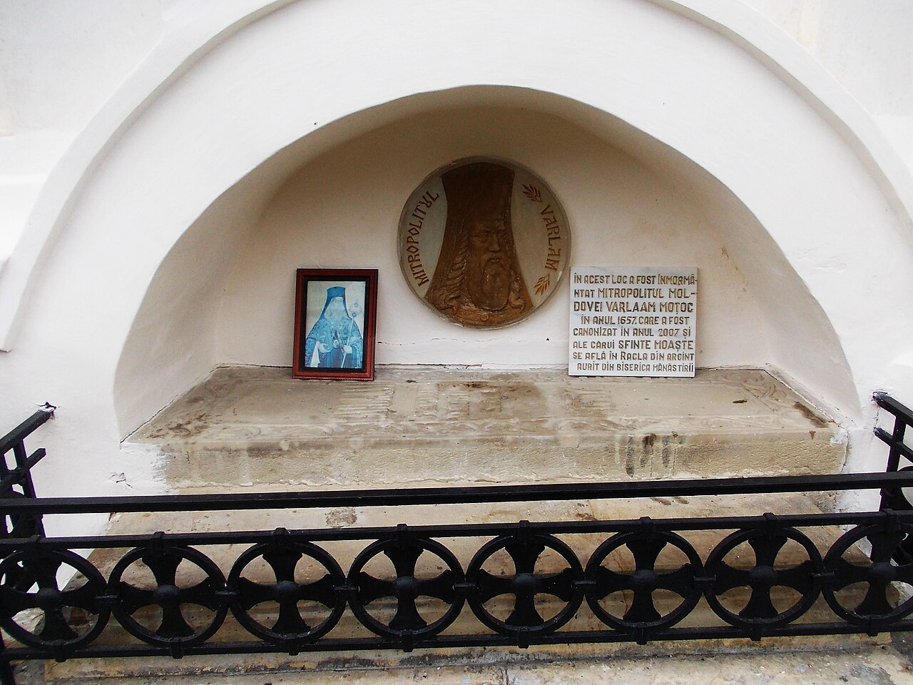 Nișă arcuită cu lespede și balustradă.