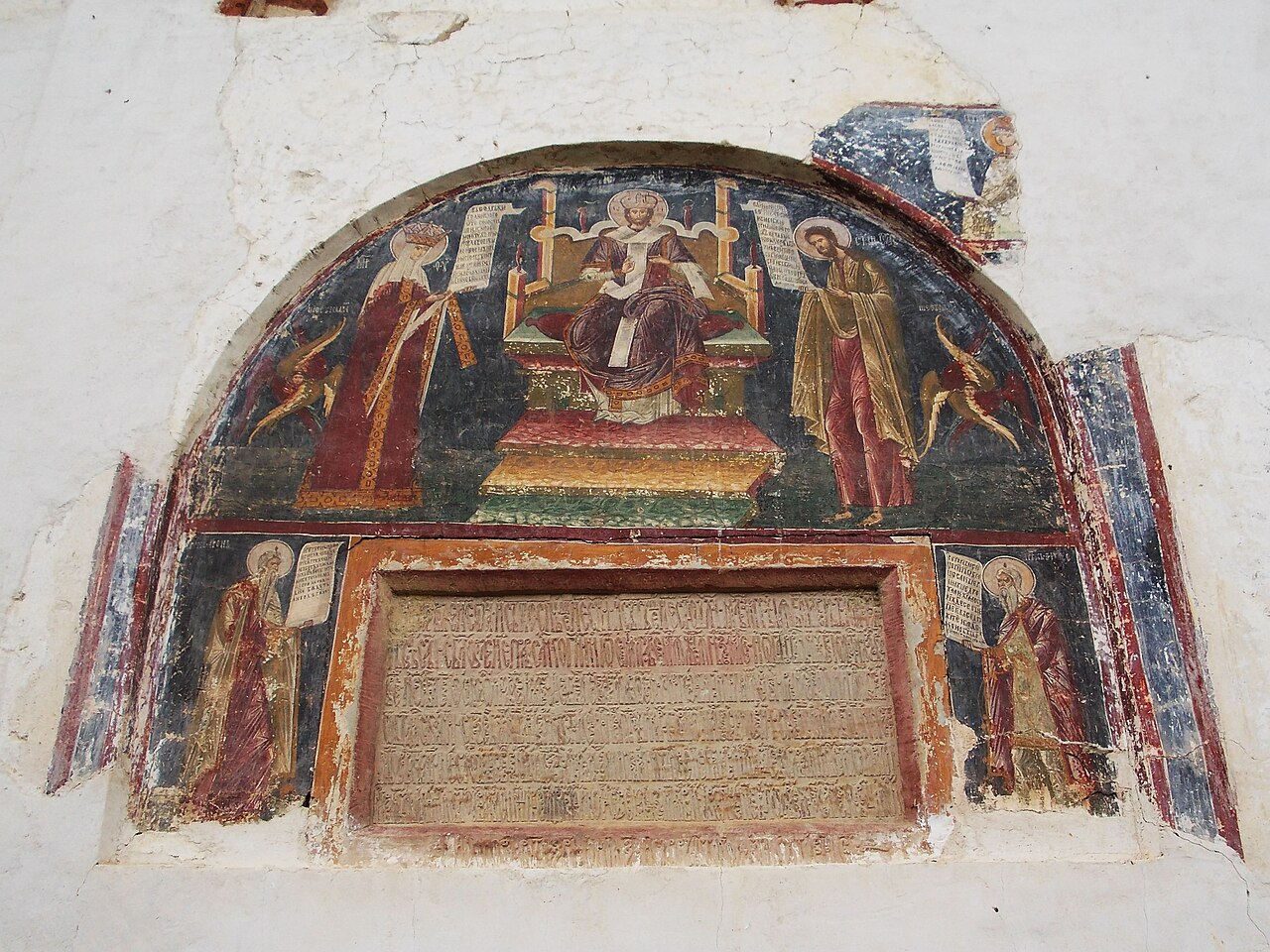 Pictură murală deasupra unei inscripții.