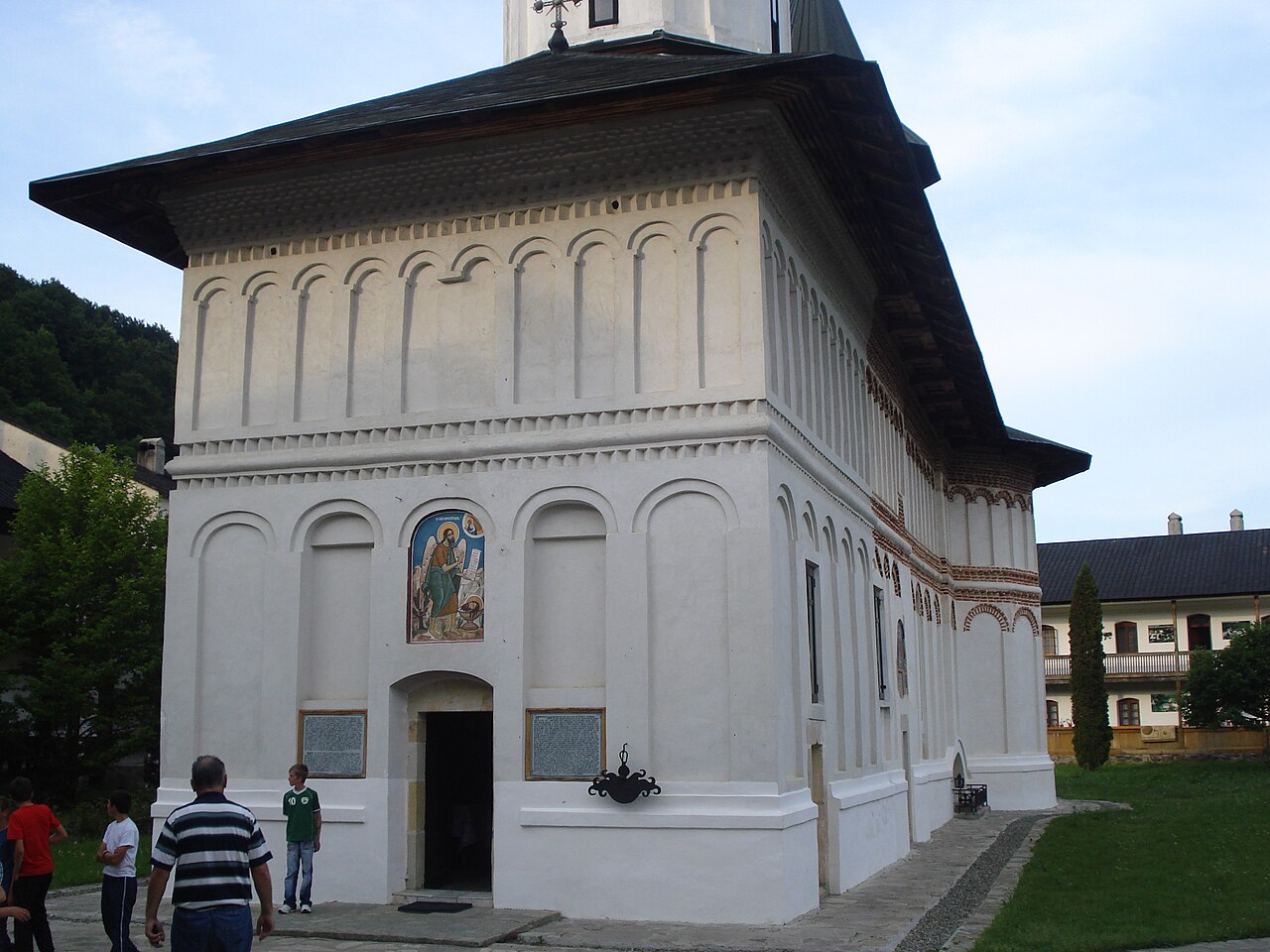 Fațada de acces a bisericii mari.