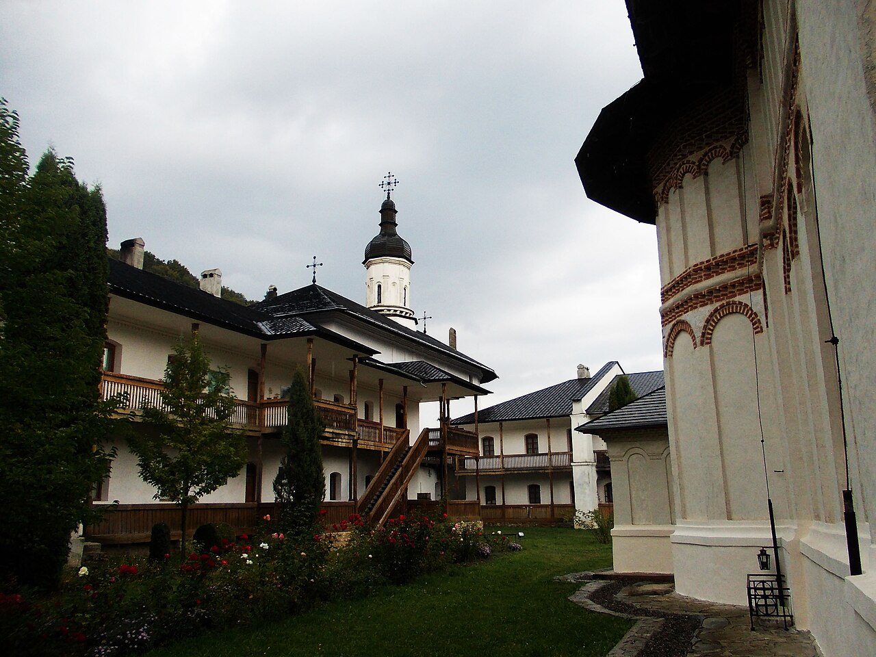 Curtea și galeria de lemn a chiliilor.