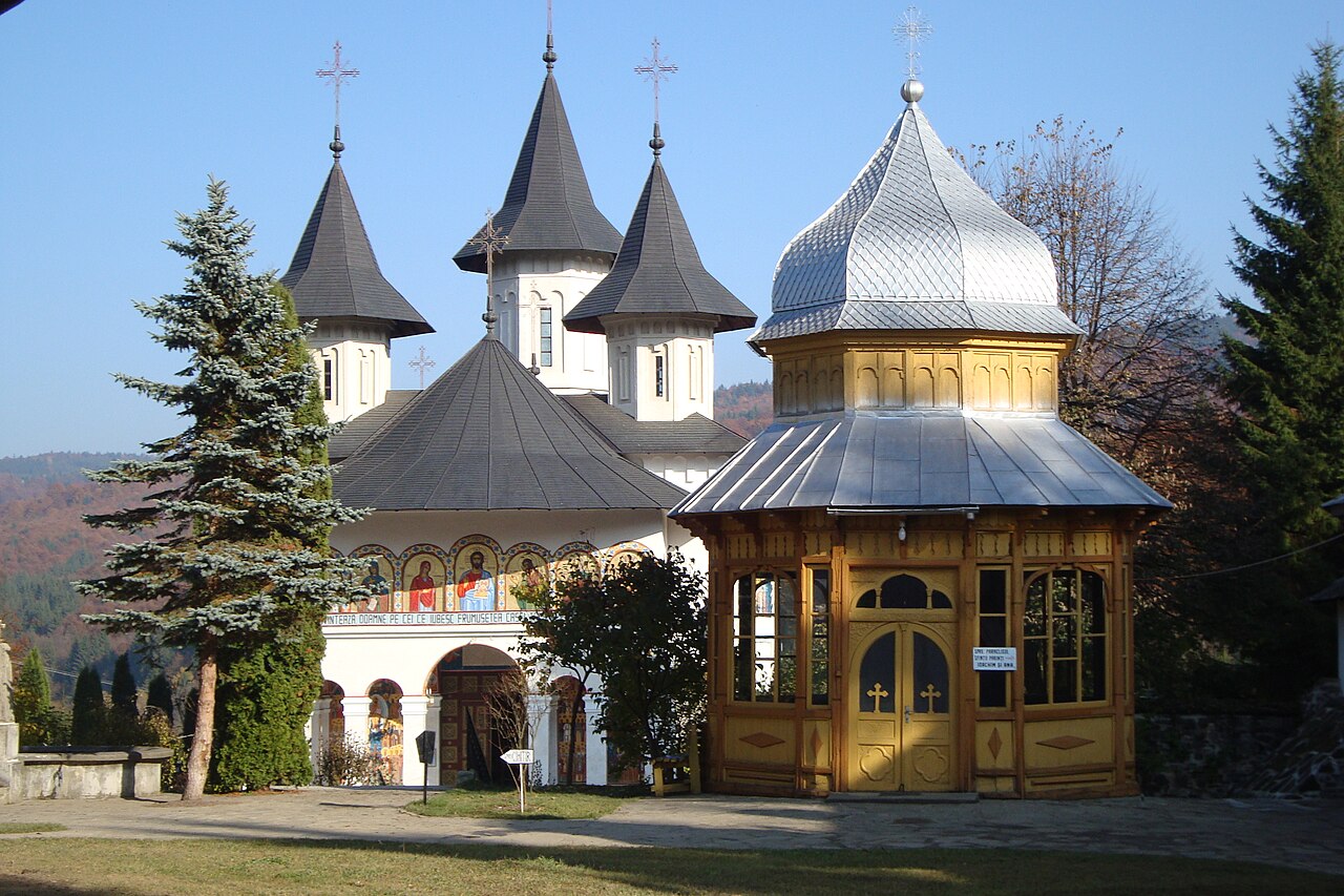 Biserica cu mai multe turle și pavilionul din curte.