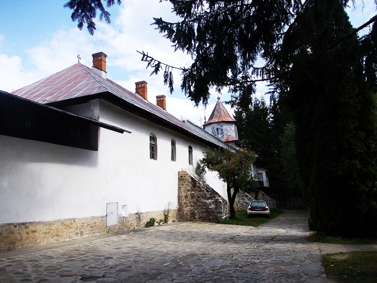 Zidul exterior și învelitoarea chiliilor.