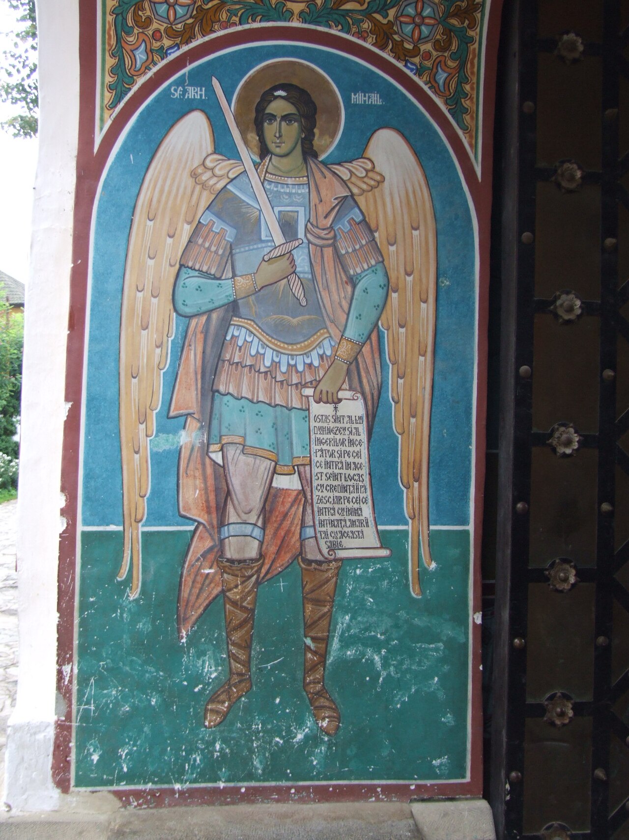 Pictură murală la acces.