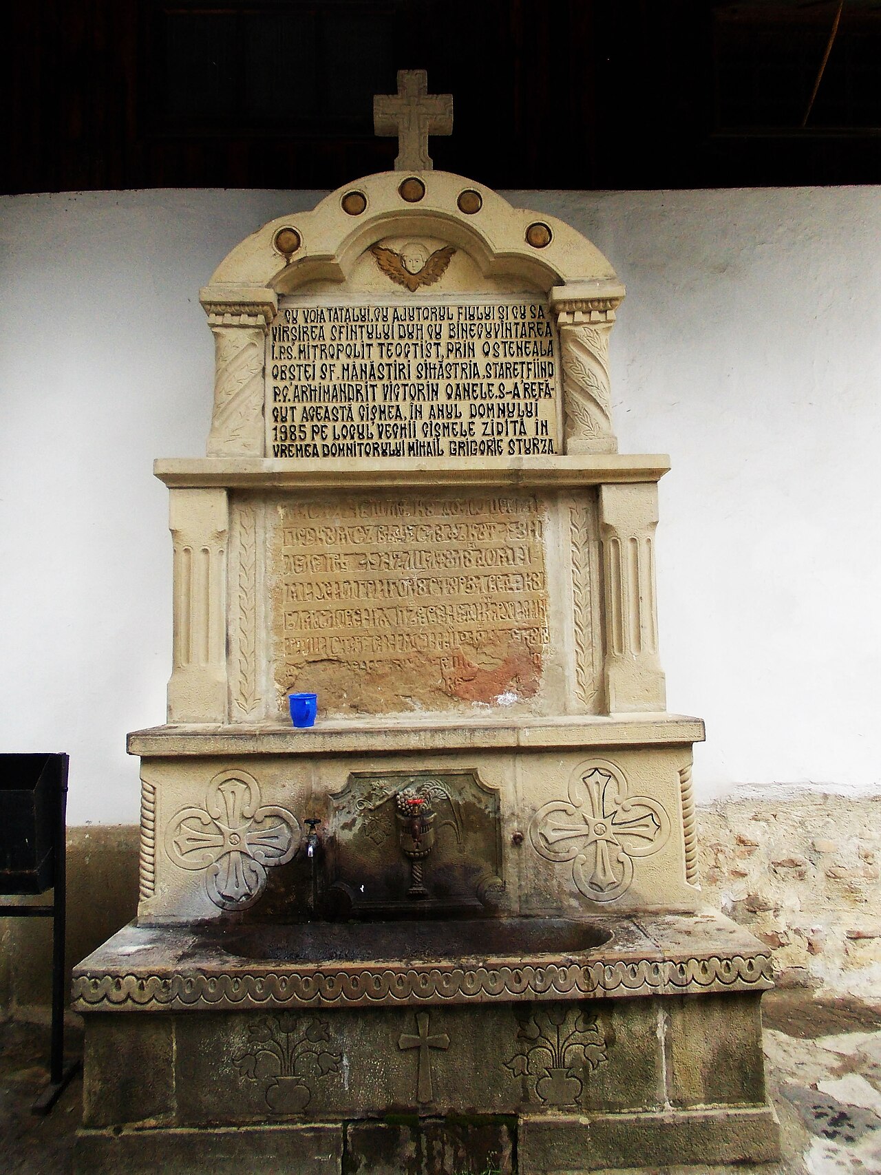 Monument funerar în spațiu interior.
