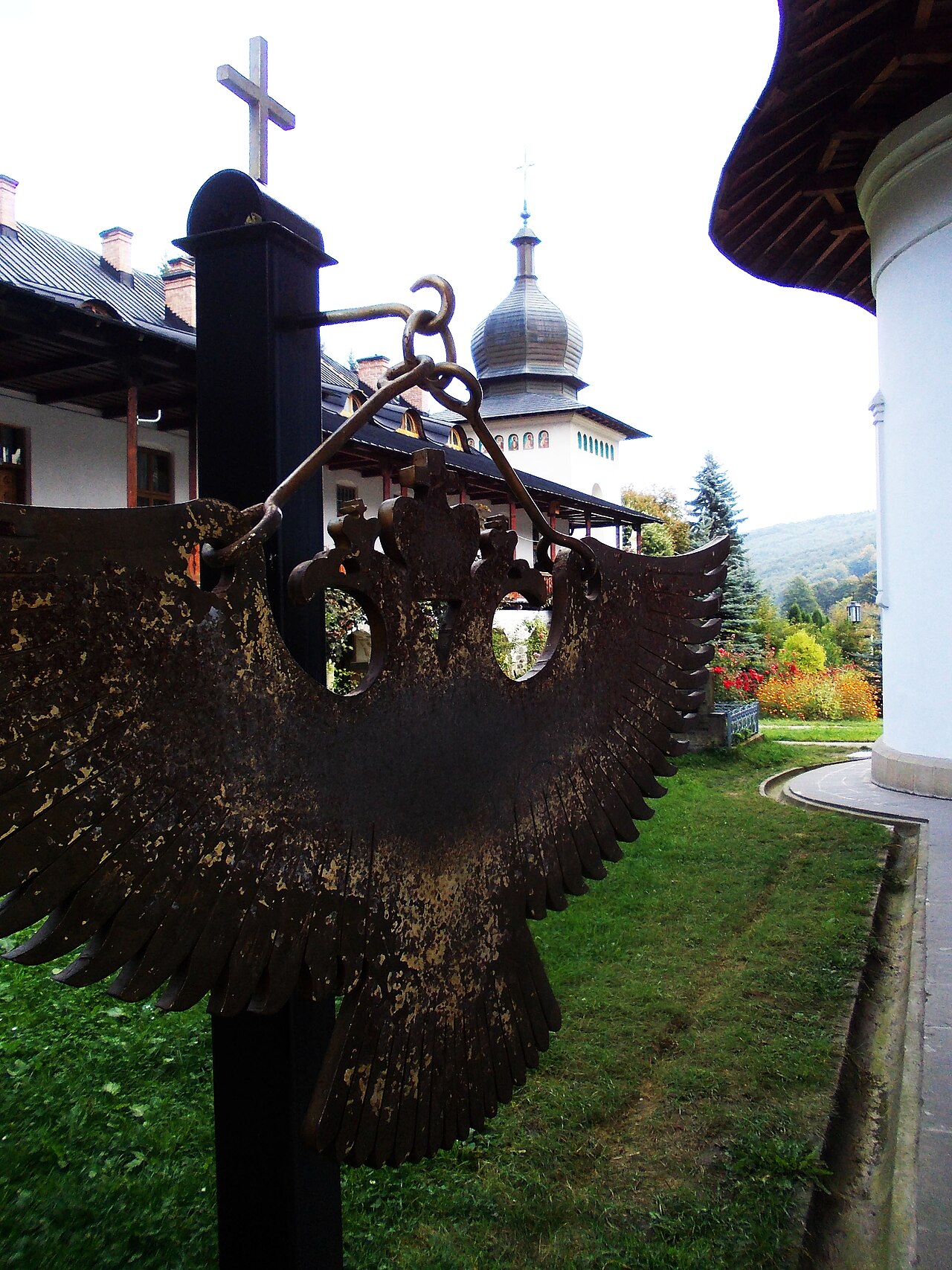 Galerii de lemn și curtea.