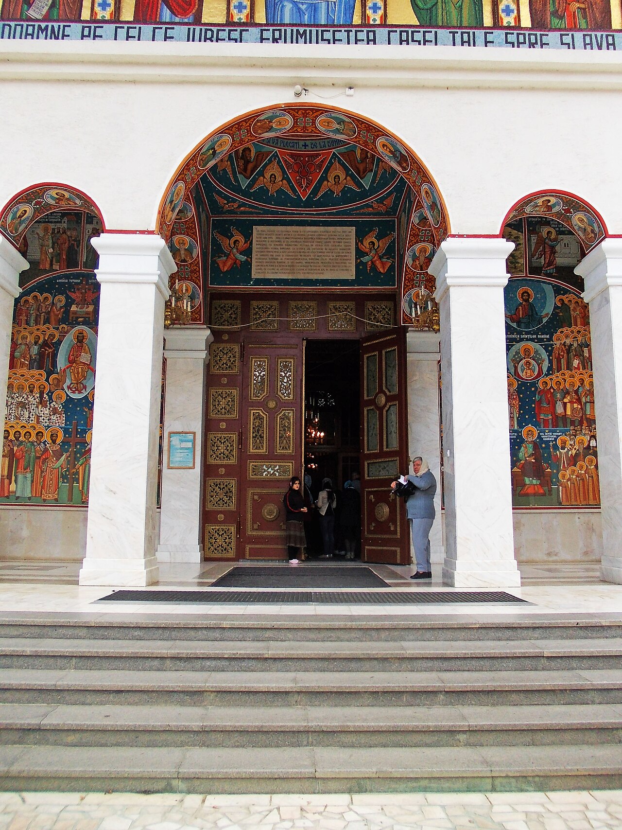 Portal pictat cu trepte.