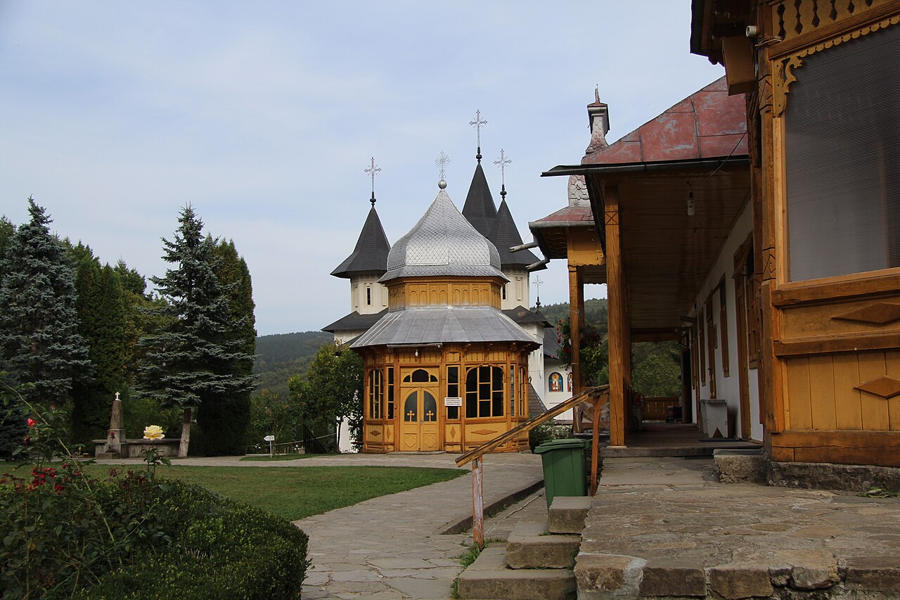 Biserica cu mai multe turle, văzută de lângă pavilion.
