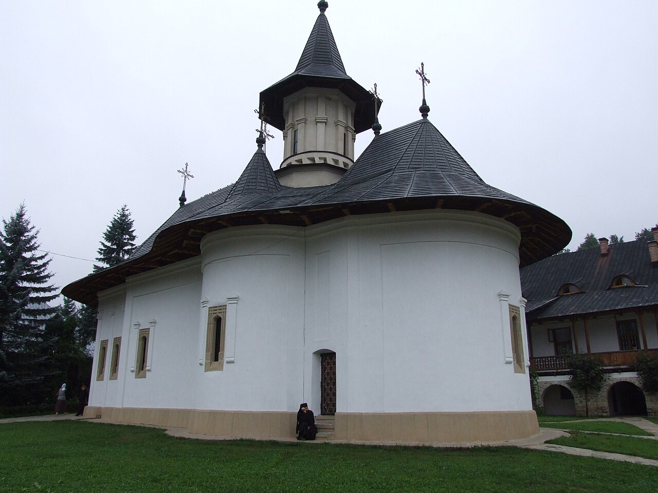Biserica cu o turlă și absida.