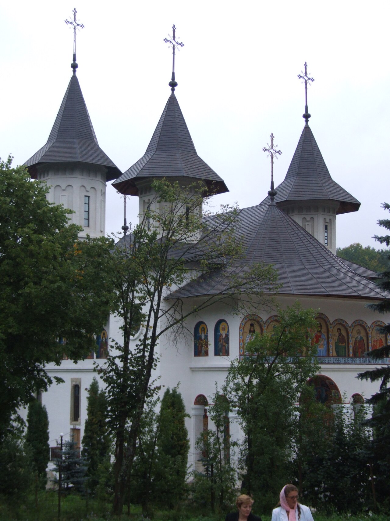 Turle și învelitori ale bisericii din incintă.