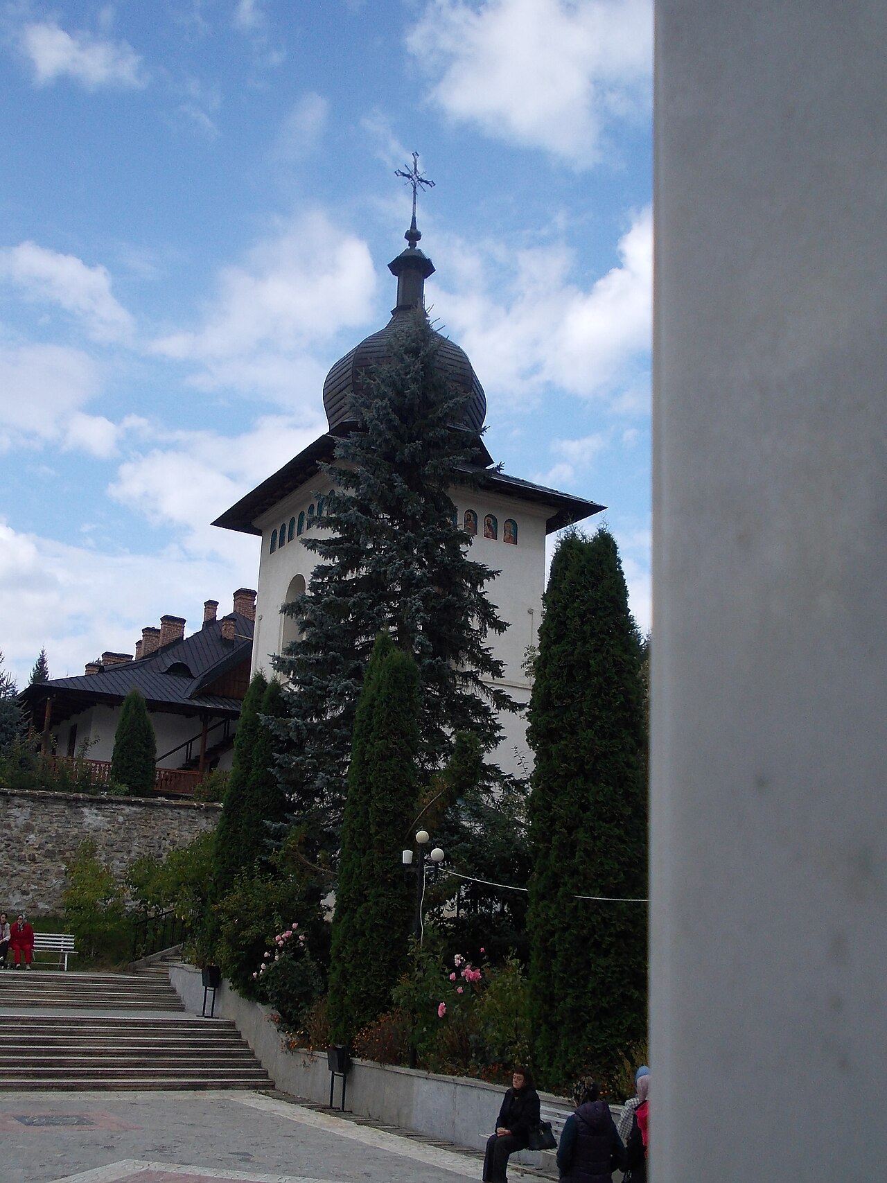 Biserica cu o turlă, vedere oblică.