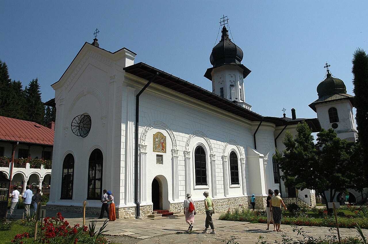 Biserica principală din Agapia din Vale, vedere oblică.