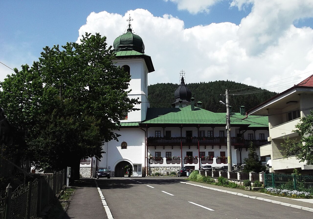 Turnul de acces și biserica dinspre exterior.