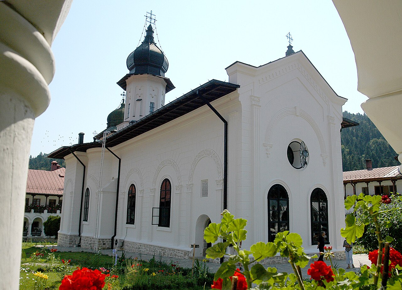 Biserica văzută prin arcadele galeriei.