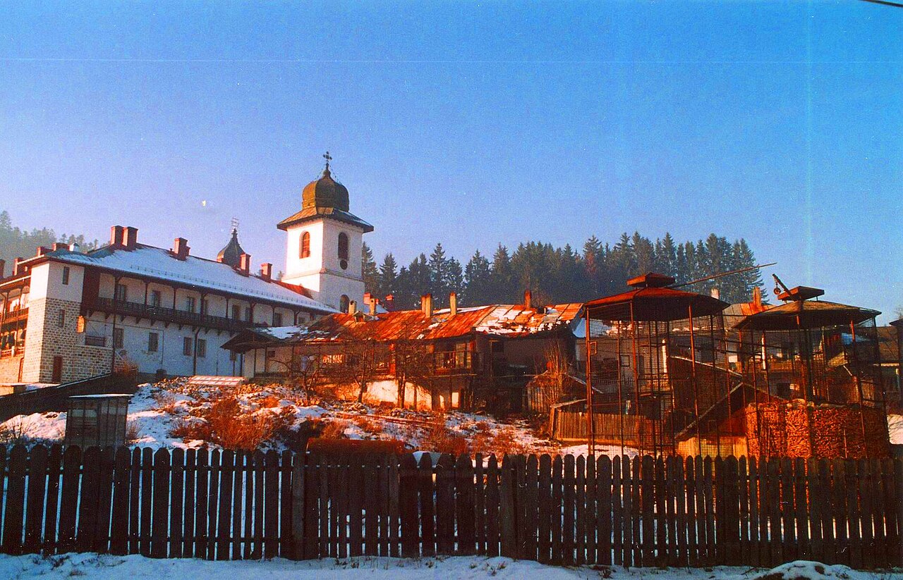 Ansamblul din exterior, în sezon rece.