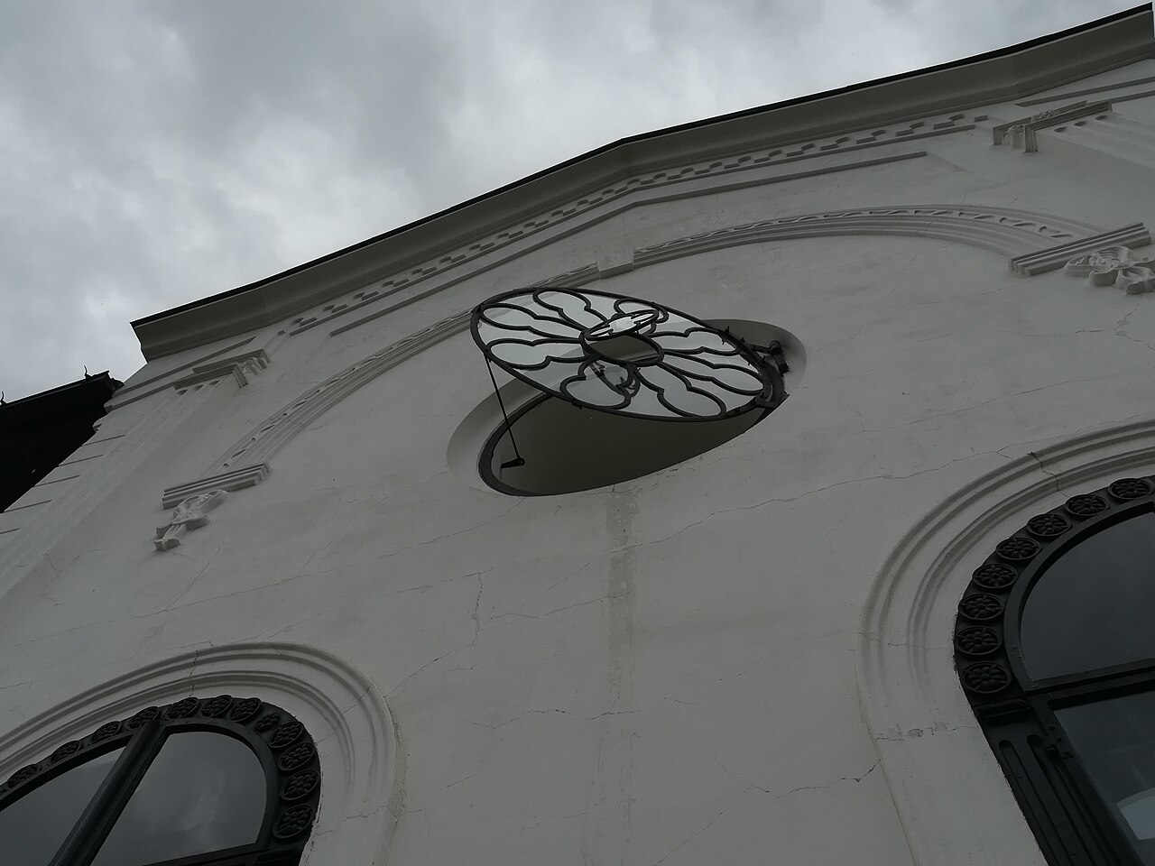 Fronton și ancadramente ale fațadei.