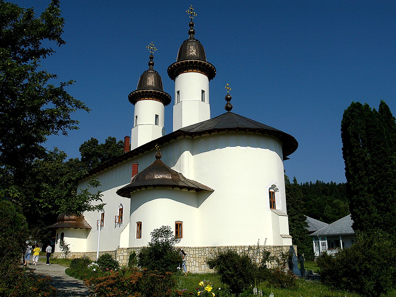 Biserica Adormirea Maicii Domnului și cele două turle.