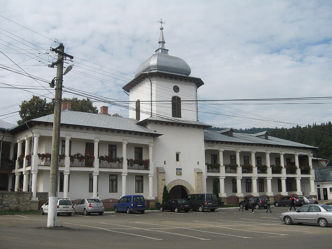Turnul porții și corpul cu galerii, din exterior.