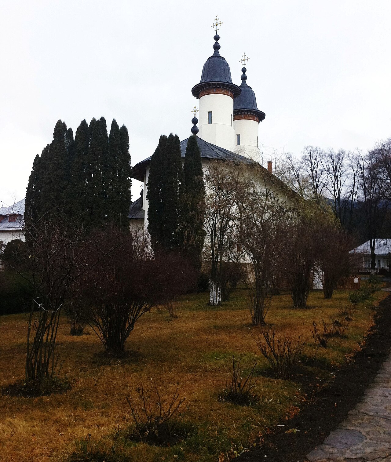 Biserica mare printre arbori.